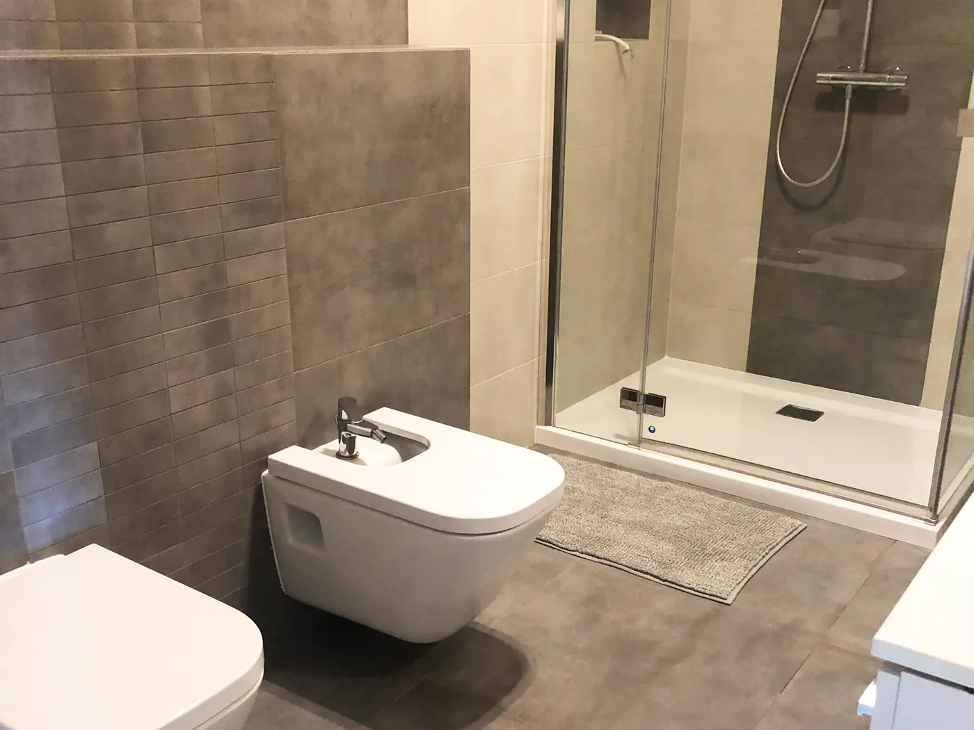 Apartament – łazienka z prysznicem i WC