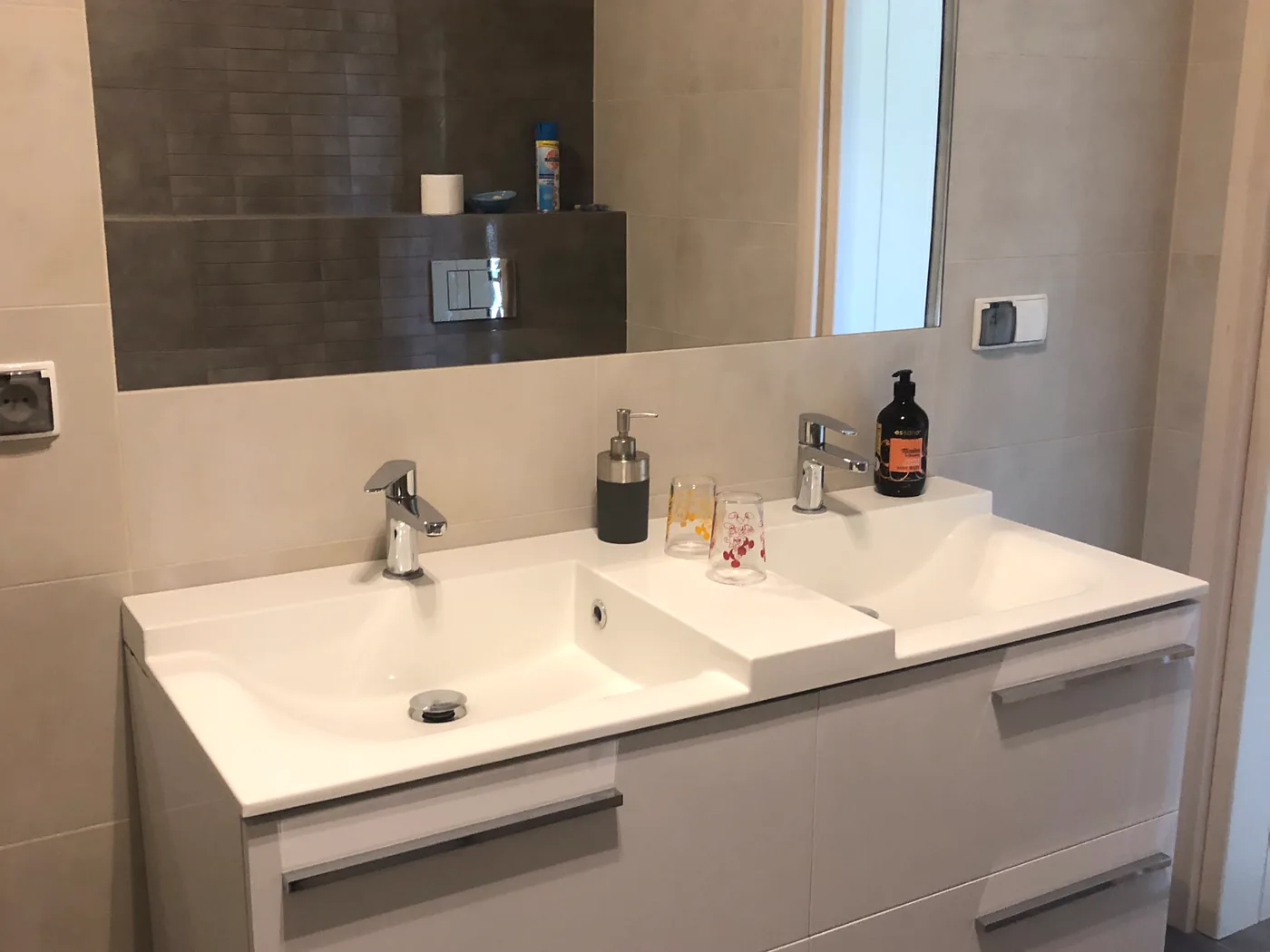 Apartament – łazienka z podwójną umywalką